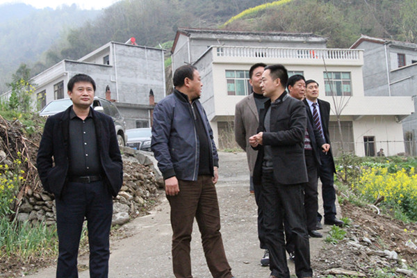 好体育官网登录入口集团“百企帮百村”精准扶贫走进坝河镇斑竹园社区
